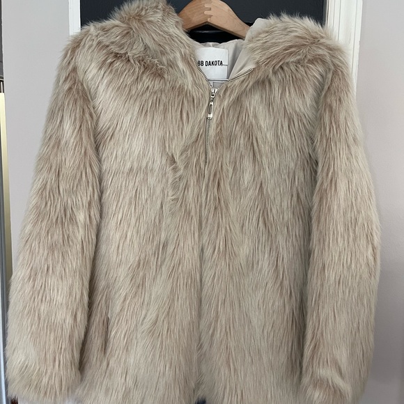 BB Dakota NWOT size small. Blonde file for Parker. Full zip front and giant hood - Picture 3 of 5